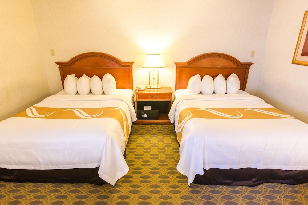 Quality Inn & Suites University Ларами Экстерьер фото